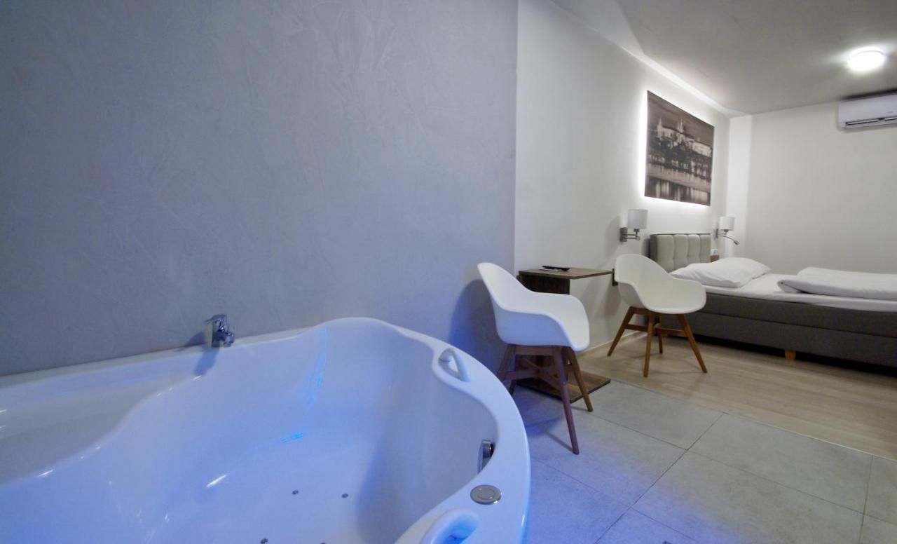 פראג Adeba Hotel מראה חיצוני תמונה