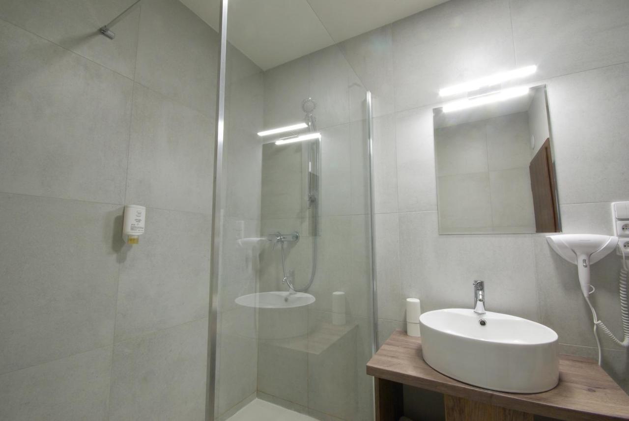 פראג Adeba Hotel מראה חיצוני תמונה