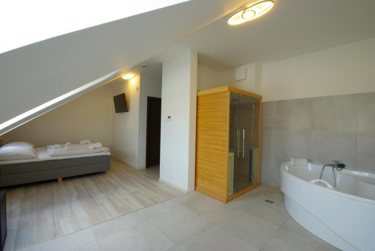 פראג Adeba Hotel מראה חיצוני תמונה