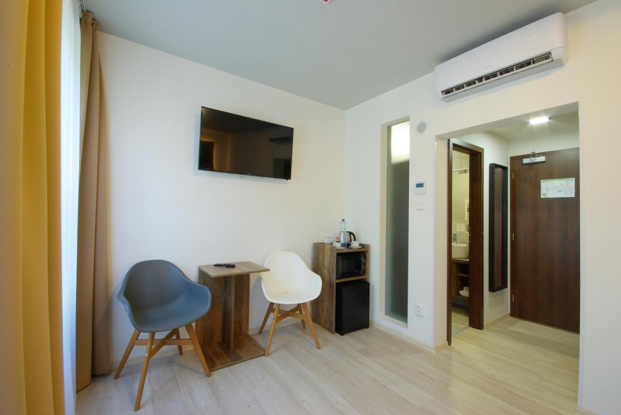 פראג Adeba Hotel מראה חיצוני תמונה