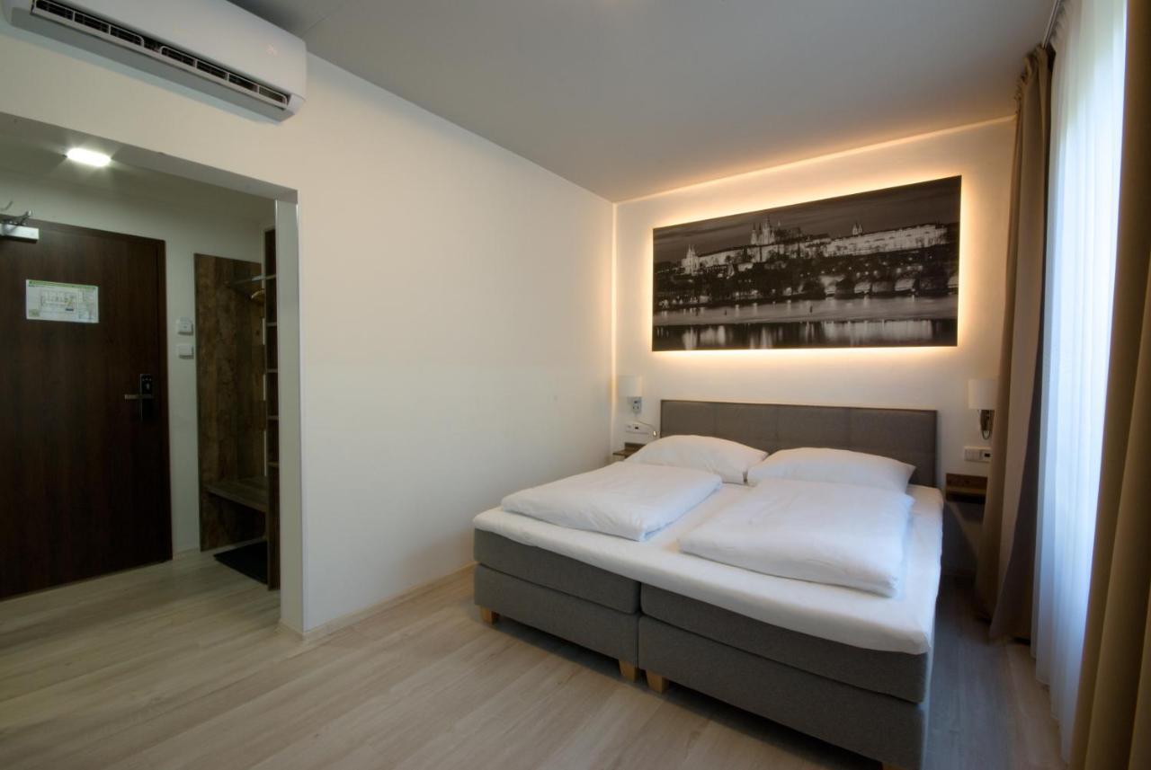 פראג Adeba Hotel מראה חיצוני תמונה