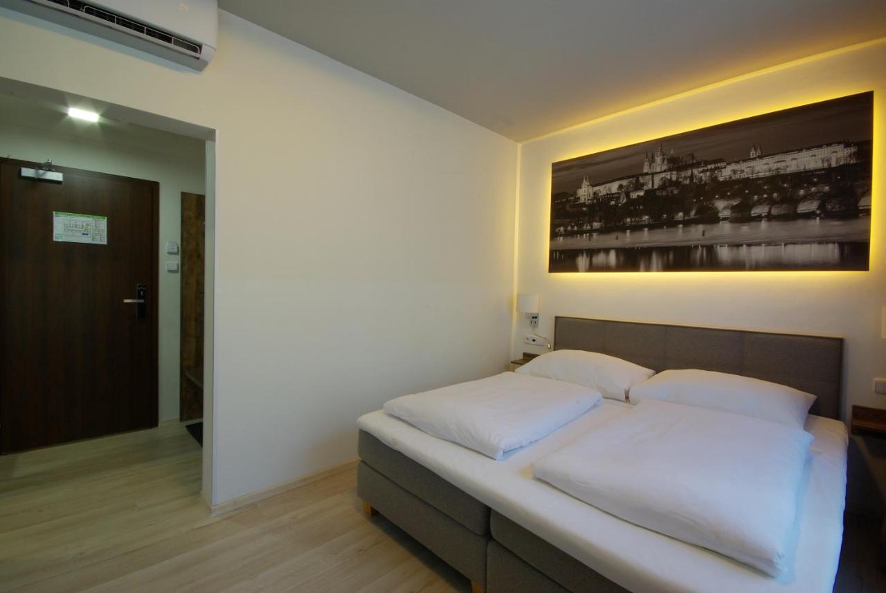 פראג Adeba Hotel מראה חיצוני תמונה