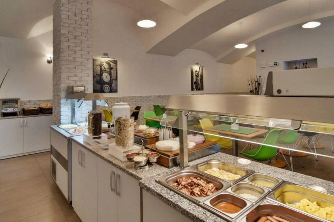 פראג Adeba Hotel מראה חיצוני תמונה