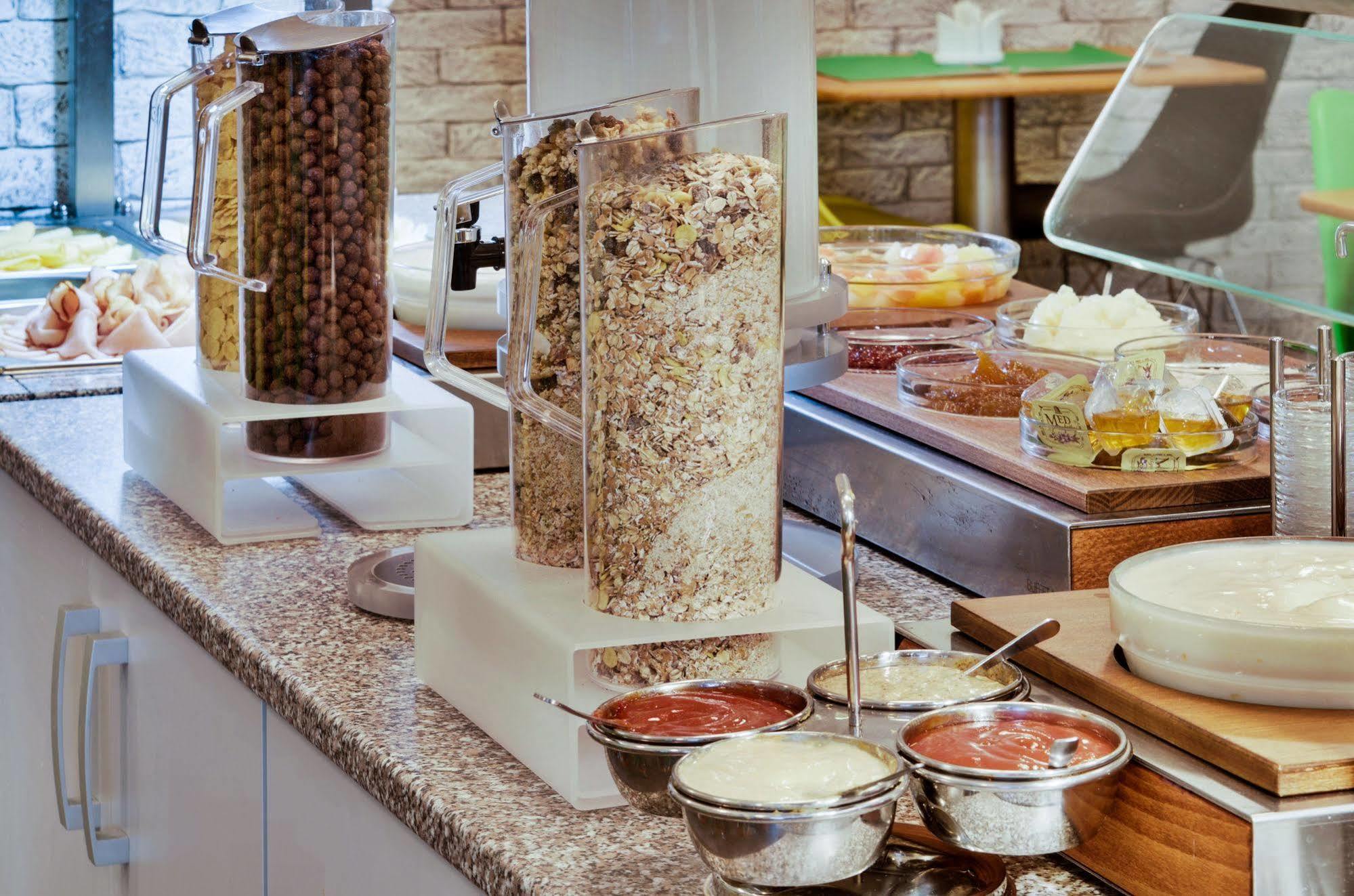 פראג Adeba Hotel מראה חיצוני תמונה